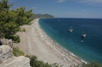 Turistas e tartarugas fazem bom uso da praia em Çıralı no Parque Nacional Olimpos-Beydağları